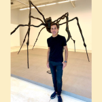 Mariano Marcondes Ferraz apresenta sua coleção de arte contemporânea em casa, unindo estética e contemplação.
