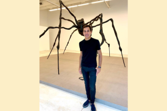 Mariano Marcondes Ferraz apresenta sua coleção de arte contemporânea em casa, unindo estética e contemplação.