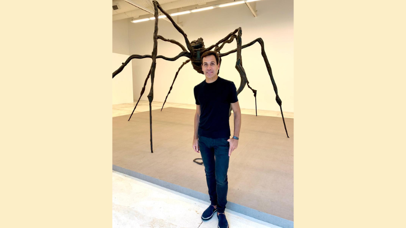 Mariano Marcondes Ferraz apresenta sua coleção de arte contemporânea em casa, unindo estética e contemplação.