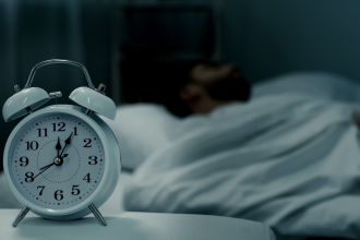 Gustavo Luíz Guilherme Pinto mostra dicas práticas para dormir melhor sem o uso de remédios.