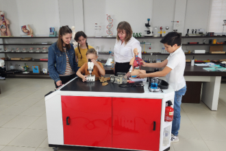 A Brink Mobil cria ambientes flexíveis que se adaptam às necessidades de diferentes práticas pedagógicas.