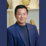 Dr. Milton Seigi Hayashi orienta sobre cuidados pós-operatórios que favorecem a cicatrização na otoplastia infantil.