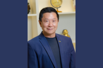 Dr. Milton Seigi Hayashi orienta sobre cuidados pós-operatórios que favorecem a cicatrização na otoplastia infantil.