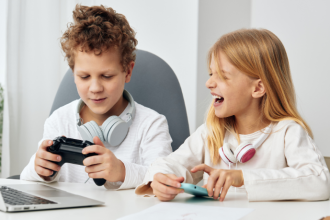 Crianças crescem em ambiente digital e especialistas alertam que limitar tempo de tela já não resolve