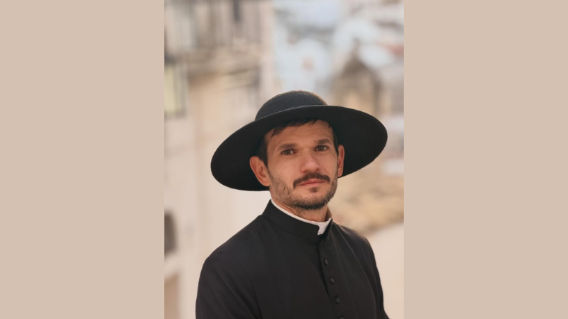 Padre Patrick reafirma seu compromisso de fé após 13 anos de sacerdócio, com apoio de Non Stop.