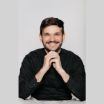 Non Stop celebra a jornada de Padre Patrick e sua entrega total à missão sacerdotal.