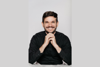 Non Stop celebra a jornada de Padre Patrick e sua entrega total à missão sacerdotal.