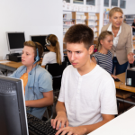 No debate sobre educação inclusiva e tecnologia, Sérgio Bento De Araújo analisa os desafios e as oportunidades para ampliar o acesso e fortalecer a aprendizagem.