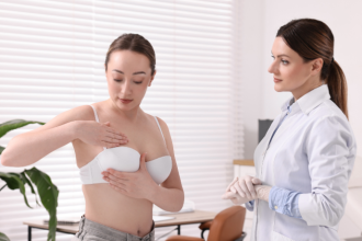 Saiba com Vinicius Tadeu Sattin Rodrigues quais informações são essenciais antes da mamografia para quem já realizou cirurgia mamária prévia.