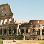 O turismo tem papel decisivo na transformação urbana de cidades históricas italianas, e Alberto Toshio Murakami explica como essa dinâmica influencia preservação, economia e planejamento urbano.