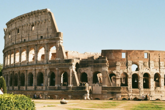 O turismo tem papel decisivo na transformação urbana de cidades históricas italianas, e Alberto Toshio Murakami explica como essa dinâmica influencia preservação, economia e planejamento urbano.