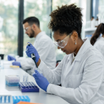 Pesquisadores trabalham em laboratório brasileiro dedicado ao desenvolvimento de vacinas de RNA mensageiro.