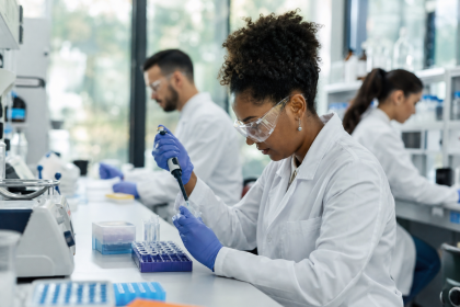 Pesquisadores trabalham em laboratório brasileiro dedicado ao desenvolvimento de vacinas de RNA mensageiro.