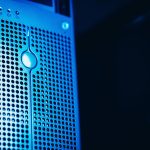 Rack de servidores iluminado em azul em um ambiente moderno e seguro de datacenter.