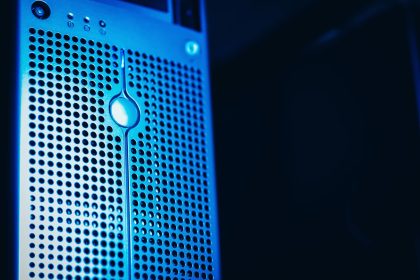 Rack de servidores iluminado em azul em um ambiente moderno e seguro de datacenter.