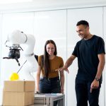 Dois pesquisadores testam um protótipo robótico em um laboratório moderno.