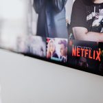 Tela da Netflix em uma smart TV, em ambiente interno