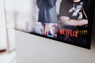 Tela da Netflix em uma smart TV, em ambiente interno