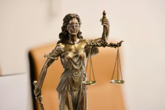 Estátua da Justiça segurando uma balança, símbolo de imparcialidade e justiça