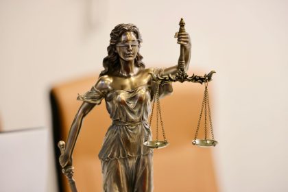 Estátua da Justiça segurando uma balança, símbolo de imparcialidade e justiça